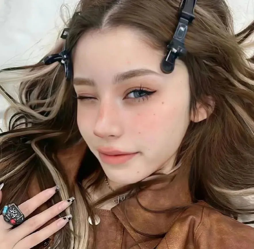 黑夜中的玻璃人偶